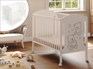 Detská postieľka 60x120 Hugo Nest s matracom, zábranou a kolieskami v detskej izbe